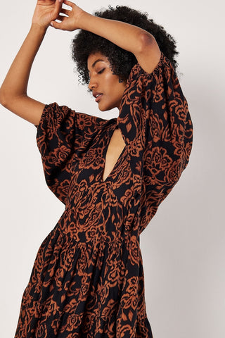 Sarasa Tiered Babydoll Dress in Rust Print